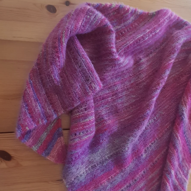 Selbstgemachtes Tuch in Pink und Lila