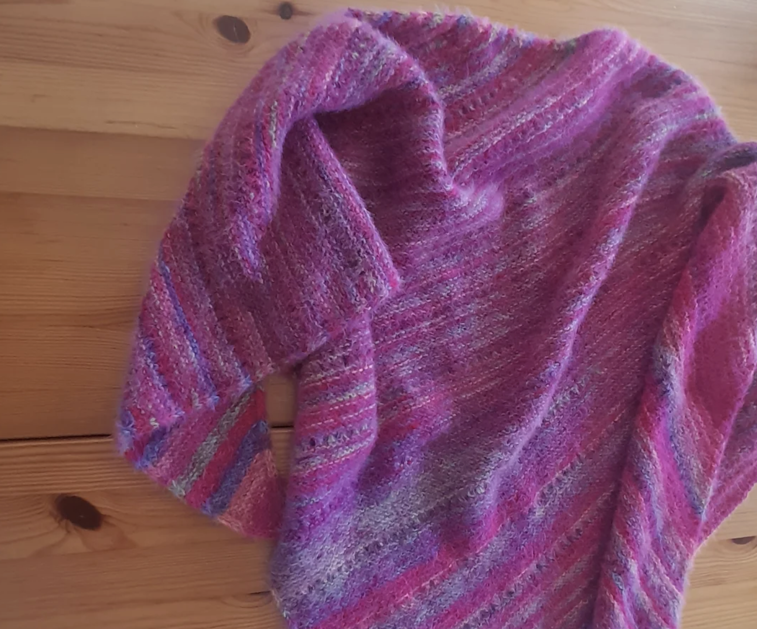 Selbstgemachtes Tuch in Pink und Lila